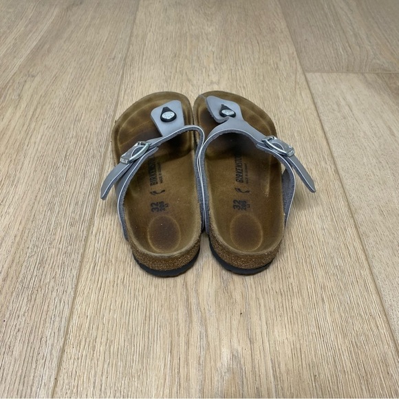 - Birkenstock Gizeh Silver Thong Sandals 32 / US 1 Kids Unisex - Picture 5 of 6